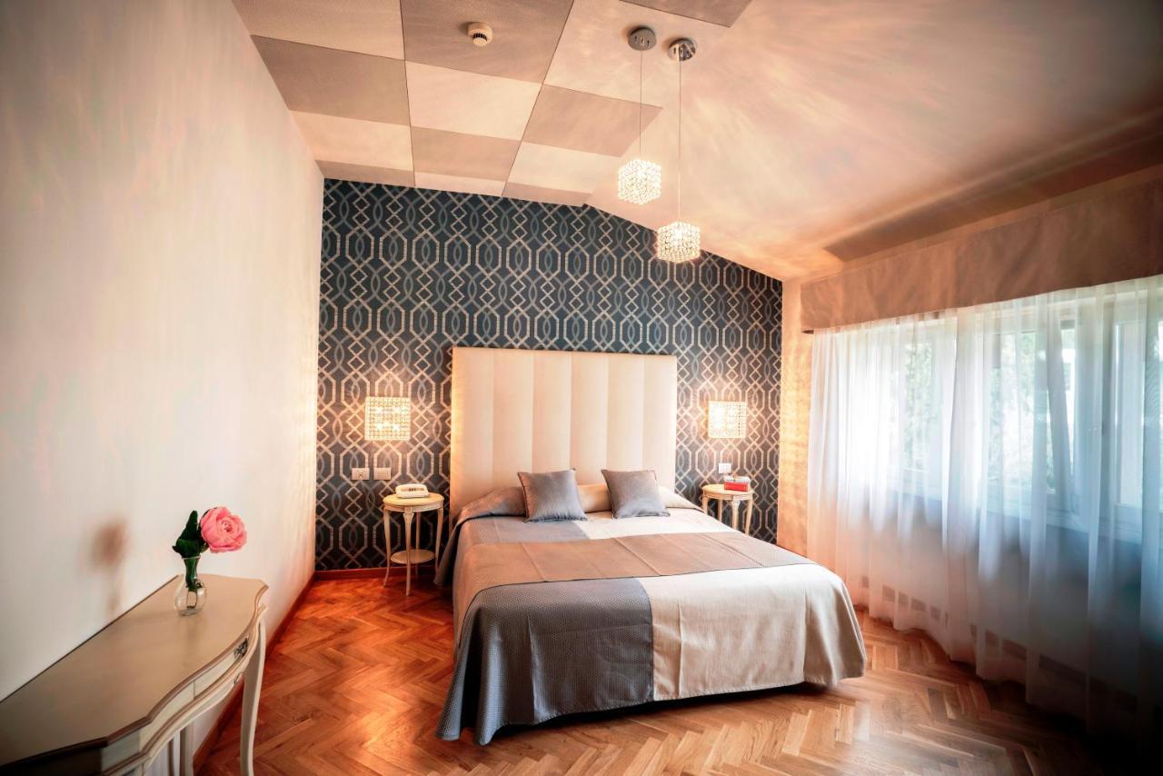 Hotel Bellevue การ์โดเน ริเวียรา ภายนอก รูปภาพ