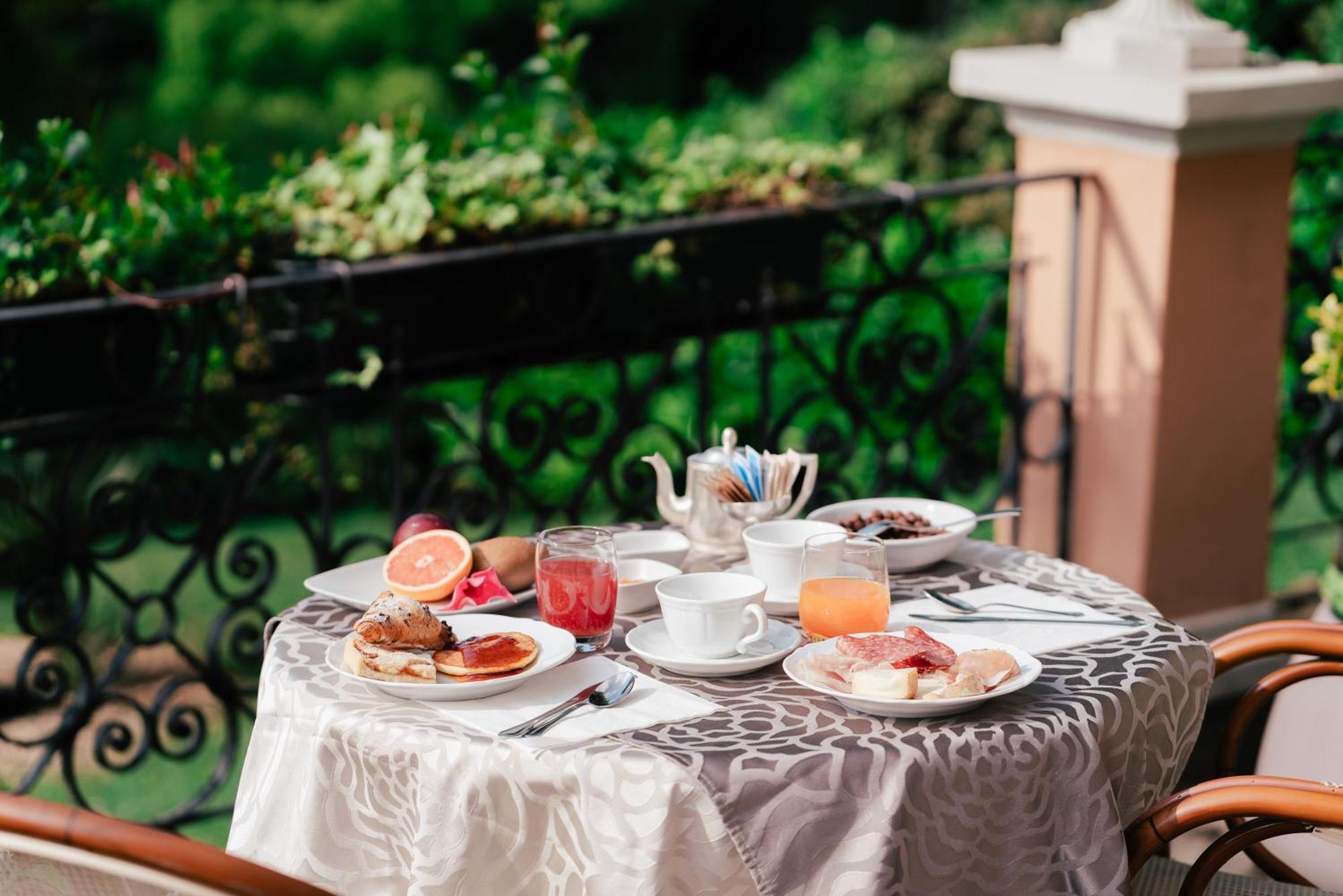 Hotel Bellevue การ์โดเน ริเวียรา ภายนอก รูปภาพ